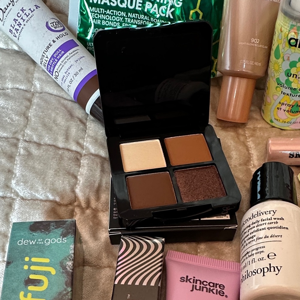 Large Box of Assorted Beauty and Skincare Collections - Picture 3 of 15